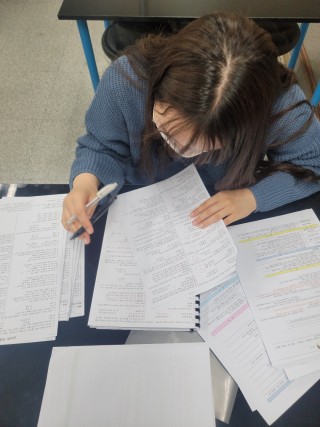 미용사(일반)필기 시험을 준비하는 유나!